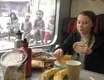Greta Thunberg - Multimillionärin und heillige Anführerin von Fridays for Future geniesst ihr üppiges Mahl auf Weltreisen
