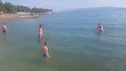 Frisbee spielen am Strand
