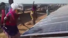 Afrikaner zeigen was sie von Solaranlagen halten