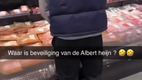 Realsatire - Muslimischer ``Fl�chtling�� pinkelt aus ``Dankbarkeit�� auf Schweinefleisch im Supermarkt
