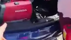 Wenn man Elektroauto f�hrt, aber f�r Notf�lle einen Benzin-Stromgenerator im Kofferraum hat