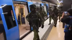 Sicherheitskräfte im bunten schwedischen Nahverkehr