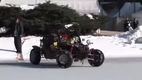 Buggy vs. Zugefrorener see