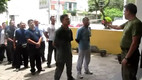 Aufstellen f�rs Pfefferspray - Line up to get Pepper Sprayed