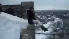 Bungee-Springen vom Hausdach - I m sure this is PERFECTLY safe
